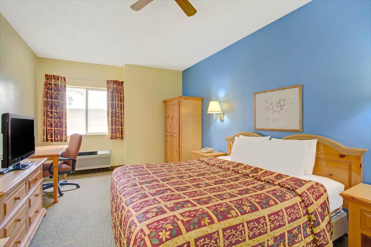 Days Inn By Wyndham Lehi Room photo